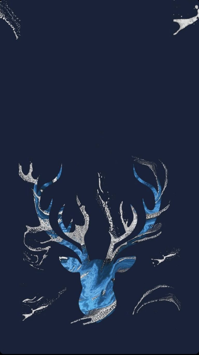Illustration of a stylized tree with branches resembling deer antlers, depicted in silvery white and blue tones against a dark blue background. small, abstract white motifs float around like stars.